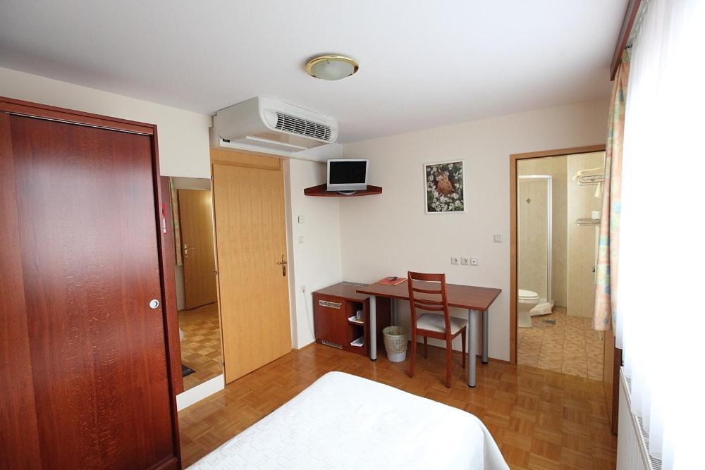 Penzion Kmecki Hram Ljubljana Phòng bức ảnh